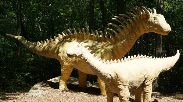 Montville, Connecticut doğanın sanat Köyü'nde dinozor yer