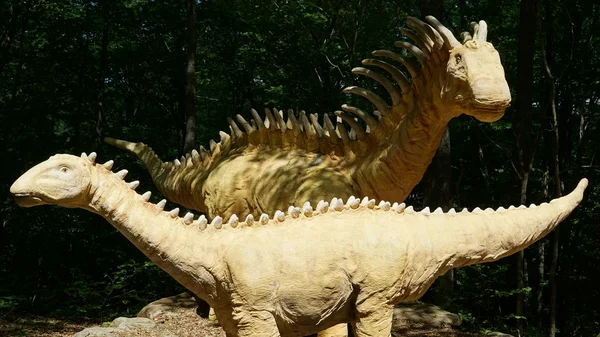 В селі природи мистецтва в Montville, штат Коннектикут, місце динозавра — стокове фото