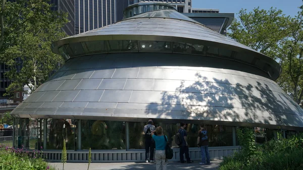 Giostra di vetro marino all'avanguardia al Battery Park di Lower Manhattan — Foto Stock