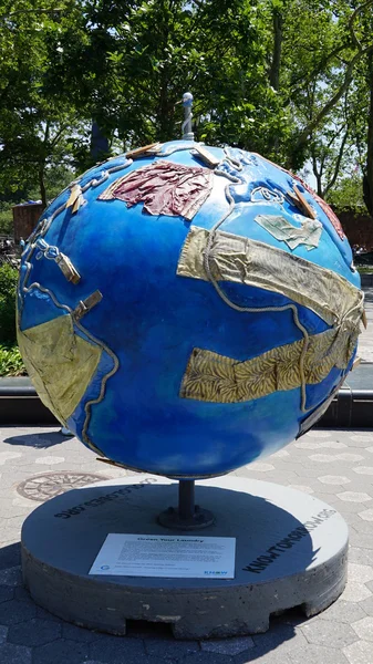 Cool globes exhibition at Battery Park in Manhattan, New York — Stock Photo, Image