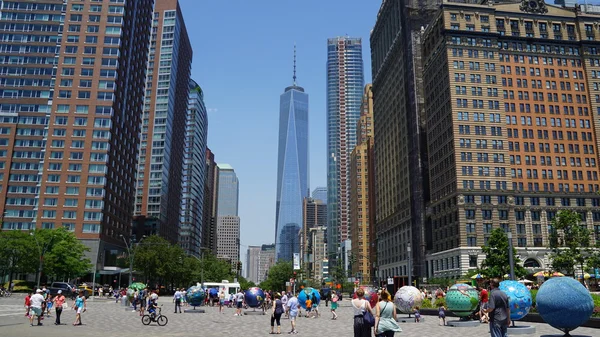 Cool globes tentoonstelling in Battery Park in Manhattan, New York — Stockfoto