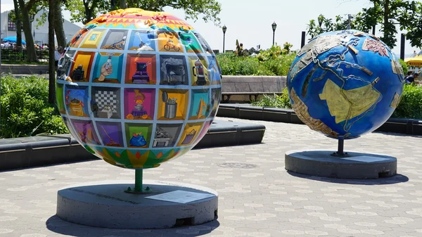 Ausstellung cooler Globen im Batteriepark in manhattan, New York — Stockfoto