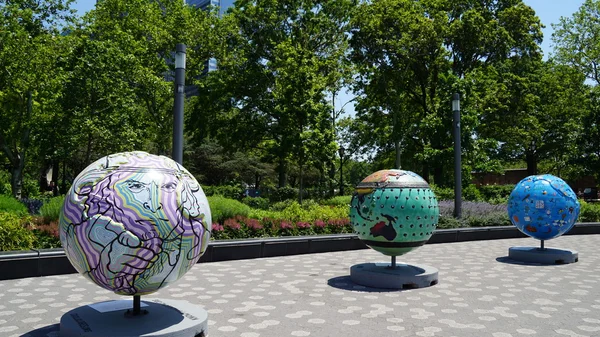很酷的地球仪展览在炮台公园在纽约曼哈顿 — 图库照片