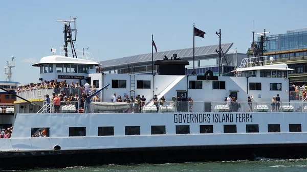 Governors Island Ferry in New York — Stock Photo, Image