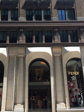 NEW YORK, NY - 25 Haziran 2016 'da görüldüğü üzere Manhattan, New York' taki Fendi mağazası.