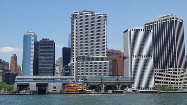 ニューヨーク市でより低いマンハッタンのスカイライン — ストック写真