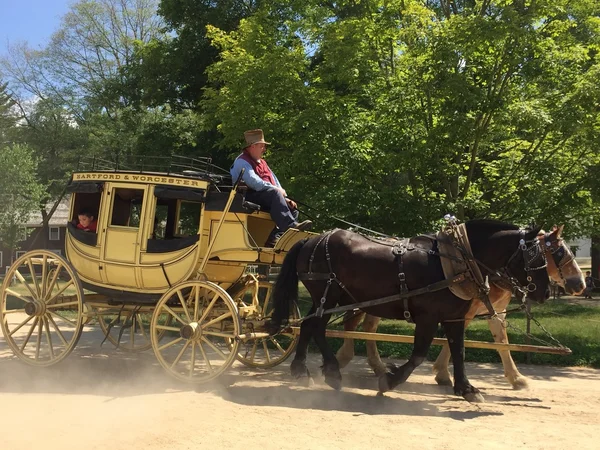 Sturbridge Jun 2016年6月26日現在 マサチューセッツ州スターブリッジのオールド スターブリッジ ビレッジで馬車に乗っています 1790年代から1830年代にかけてニューイングランドの田舎で生活を再現した生きた博物館である — ストック写真