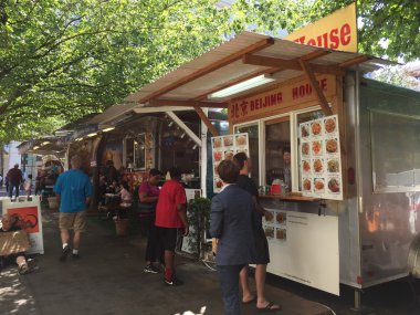 PORTLAND, OR - 12 Temmuz 2017 'de görüldüğü gibi Portland, Oregon' da yemek kamyonları. 