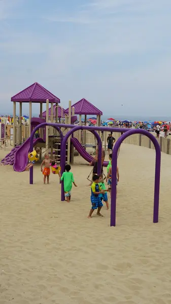 Дитячий майданчик на пляжі в Asbury парку в Нью-Джерсі — стокове фото
