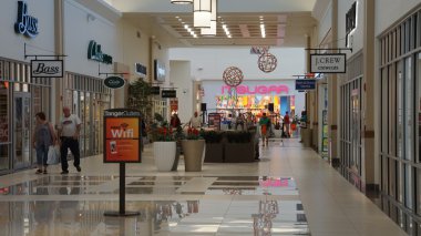 Mashantucket, Ct - Temmuz 23: Tanger Outlet Foxwoods Casino Mashantucket, Connecticut, 23 Temmuz 2016 üzerinde görüldüğü gibi. Tek bir çatı altında Milletler ilk Tanger Outlet topluluğu premium markalar olduğunu.