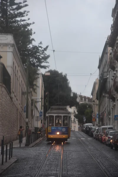 Zabytkowego tramwaju linii 28 w Lizbona, Portugalia — Zdjęcie stockowe