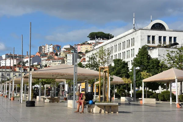 LISBON, PORTUGAL - 18 AÇIK: Lizbon, Portekiz 'de Martim Moniz Uygulaması, 19 Ağustos 2016.