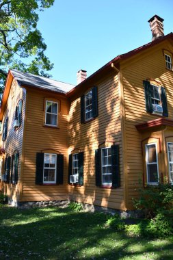 NEW PALTZ, NY - 9 SEP: New Paltz, New York 'taki Historic Huguenot Caddesi' ndeki binalar, 9 Eylül 2021 'de görüldüğü gibi.