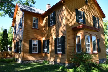 NEW PALTZ, NY - 9 SEP: New Paltz, New York 'taki Historic Huguenot Caddesi' ndeki binalar, 9 Eylül 2021 'de görüldüğü gibi.