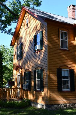 NEW PALTZ, NY - 9 SEP: New Paltz, New York 'taki Historic Huguenot Caddesi' ndeki binalar, 9 Eylül 2021 'de görüldüğü gibi.