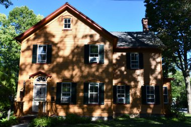 NEW PALTZ, NY - 9 SEP: New Paltz, New York 'taki Historic Huguenot Caddesi' ndeki binalar, 9 Eylül 2021 'de görüldüğü gibi.