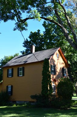 NEW PALTZ, NY - 9 SEP: New Paltz, New York 'taki Historic Huguenot Caddesi' ndeki binalar, 9 Eylül 2021 'de görüldüğü gibi.