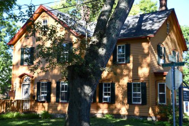 NEW PALTZ, NY - 9 SEP: New Paltz, New York 'taki Historic Huguenot Caddesi' ndeki binalar, 9 Eylül 2021 'de görüldüğü gibi.