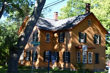 NEW PALTZ, NY - 9 SEP: New Paltz, New York 'taki Historic Huguenot Caddesi' ndeki binalar, 9 Eylül 2021 'de görüldüğü gibi.