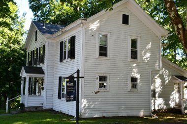 NEW PALTZ, NY - 9 SEP: New Paltz, New York 'taki Historic Huguenot Caddesi' ndeki binalar, 9 Eylül 2021 'de görüldüğü gibi.