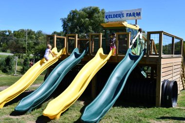 KERHONKSON, NY - 5. SEP: 5. Sep 2020 'de görüldüğü üzere Kerhonkson, New York' taki Kelders Çiftliği 'nde oyun alanı.