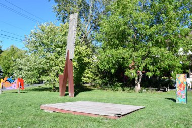 NEW PALTZ, NY - 5. SEP: New Paltz, New York 'taki Water Street Market' te açık hava heykel bahçesi, 5..