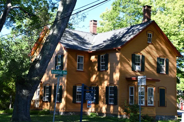 NEW PALTZ, NY - 9 SEP: New Paltz, New York 'taki Historic Huguenot Caddesi' ndeki binalar, 9 Eylül 2021 'de görüldüğü gibi.