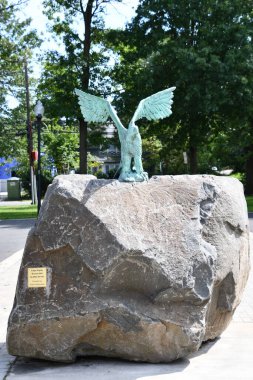 CLIFTON, NJ - SEP 7: Eagle Alights Bronz 2004 Clifton, New Jersey 'deki Mike Bertelli tarafından 7 Eylül 2020' de görüldüğü üzere.