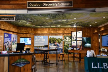 FREEPORT, ME - 27. SEP: LL Bean Flagship Store, Freeport, Maine, 27. Mağaza 24 saat açık, yılın 365 günü..