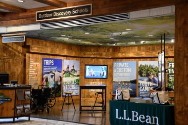 FREEPORT, ME - 27. SEP: LL Bean Flagship Store, Freeport, Maine, 27. Mağaza 24 saat açık, yılın 365 günü..