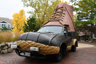 FREEPORT, ME - SEP 27: LL Bean Bootmobile Freeport, Maine 'deki LL Bean Flagship Store' da 27 Eylül 2020 'de görüldü. Mağaza 24 saat açık, yılın 365 günü..