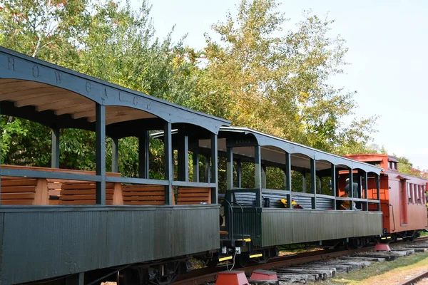 Portland Sep 2020年9月27日に見られるように メイン州ポートランドのメインナローゲージ鉄道博物館で電車に乗る — ストック写真