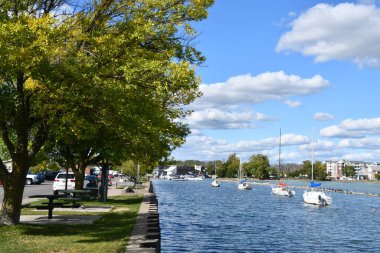 CANDAIGUA, NY - 18 SEP: 18 Eylül 2020 'de Canandaigua Gölü' nün New York 'taki Canandaigua City Pier' den görünüşü. 