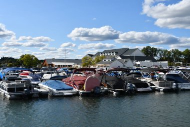 CANDAIGUA, NY - 18 SEP: 18 Eylül 2020 'de Canandaigua Gölü' nün New York 'taki Canandaigua City Pier' den görünüşü. 