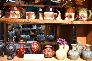BLOOMFIELD, New York - 19 Eylül 2020 'de Bloomfield, New York' ta görülen Clay Pottery Büyücüsü.