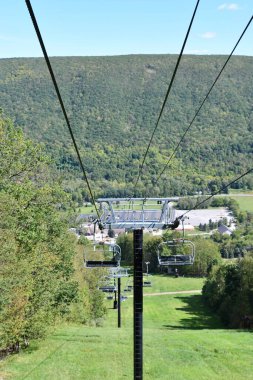 CANDAIGUA, New York, Canandaigua 'daki Bristol Dağı Kayak Tesisi' ndeki Sonbahar Gök Gezisi 'nden görüntüler, 19 Sep 2020' de görüldüğü gibi..