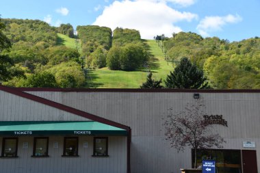 CANDAIGUA, New York, Canandaigua 'daki Bristol Dağı Kayak Tesisi' ndeki Sonbahar Gök Gezisi 'nden görüntüler, 19 Sep 2020' de görüldüğü gibi..