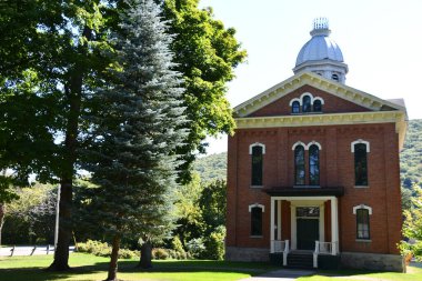 NAPLES, NY - 20 Sep 2020 'de görüldüğü üzere Napoli, New York' taki Memorial Town Hall.