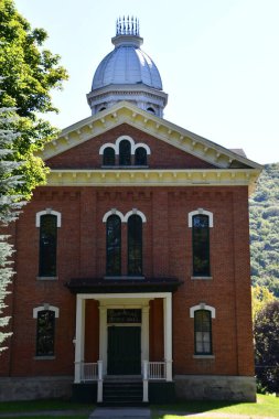 NAPLES, NY - 20 Sep 2020 'de görüldüğü üzere Napoli, New York' taki Memorial Town Hall.