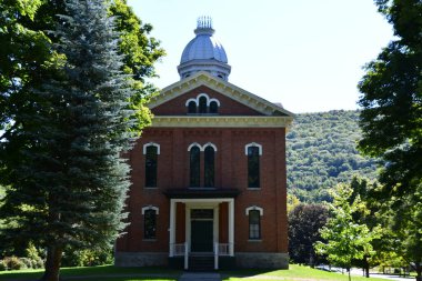 NAPLES, NY - 20 Sep 2020 'de görüldüğü üzere Napoli, New York' taki Memorial Town Hall.