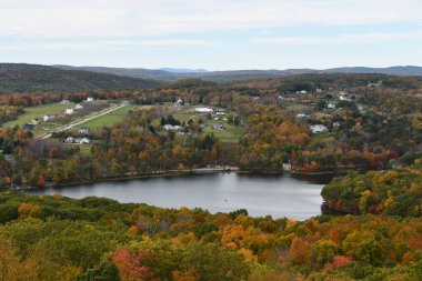 Washington, Connecticut 'taki Mount Tom State Park' ın tepesinden görüntü