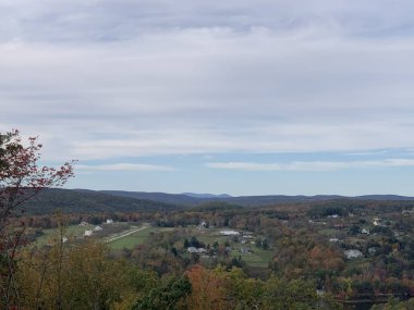 Washington, Connecticut 'taki Mount Tom State Park' ın tepesinden görüntü