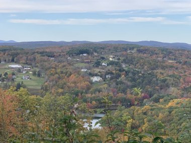 Washington, Connecticut 'taki Mount Tom State Park' ın tepesinden görüntü
