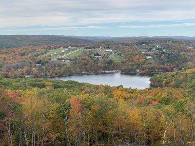 Washington, Connecticut 'taki Mount Tom State Park' ın tepesinden görüntü