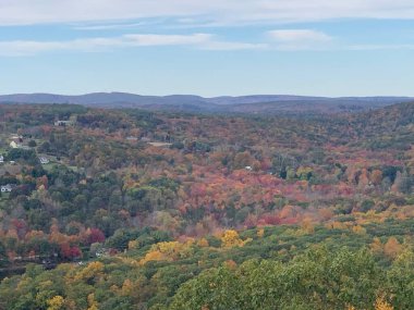 Washington, Connecticut 'taki Mount Tom State Park' ın tepesinden görüntü