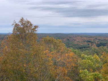 Washington, Connecticut 'taki Mount Tom State Park' ın tepesinden görüntü