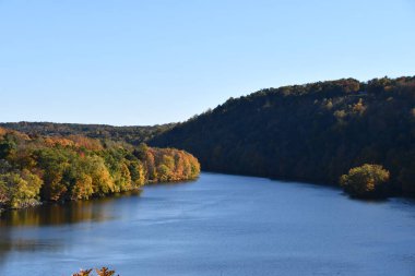 New Milford, Connecticut 'taki Aşıklar Eyalet Parkı' ndan Lillinonah Gölü manzarası