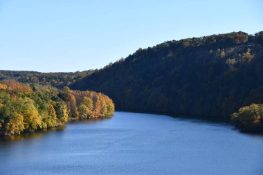 New Milford, Connecticut 'taki Aşıklar Eyalet Parkı' ndan Lillinonah Gölü manzarası