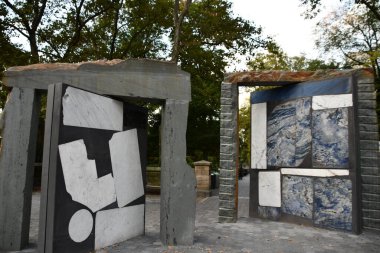 NEW YORK, New York - 25 Aralık 2022 'de Sam Moyer tarafından Manhattan, New York' taki Central Park 'ta görülen Doris için Kapılar.