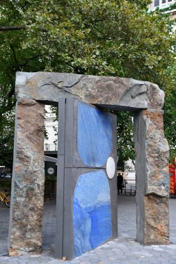 NEW YORK, New York - 25 Aralık 2022 'de Sam Moyer tarafından Manhattan, New York' taki Central Park 'ta görülen Doris için Kapılar.